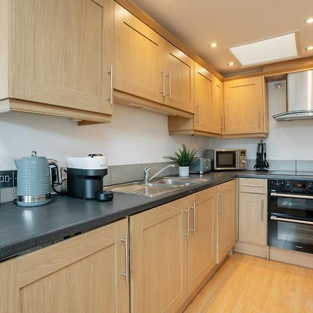 Starhost Residences - Central 3 Bed Apartment At Regents Court, Newbury Newbury  Bagian luar foto