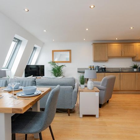 Starhost Residences - Central 3 Bed Apartment At Regents Court, Newbury Newbury  Bagian luar foto