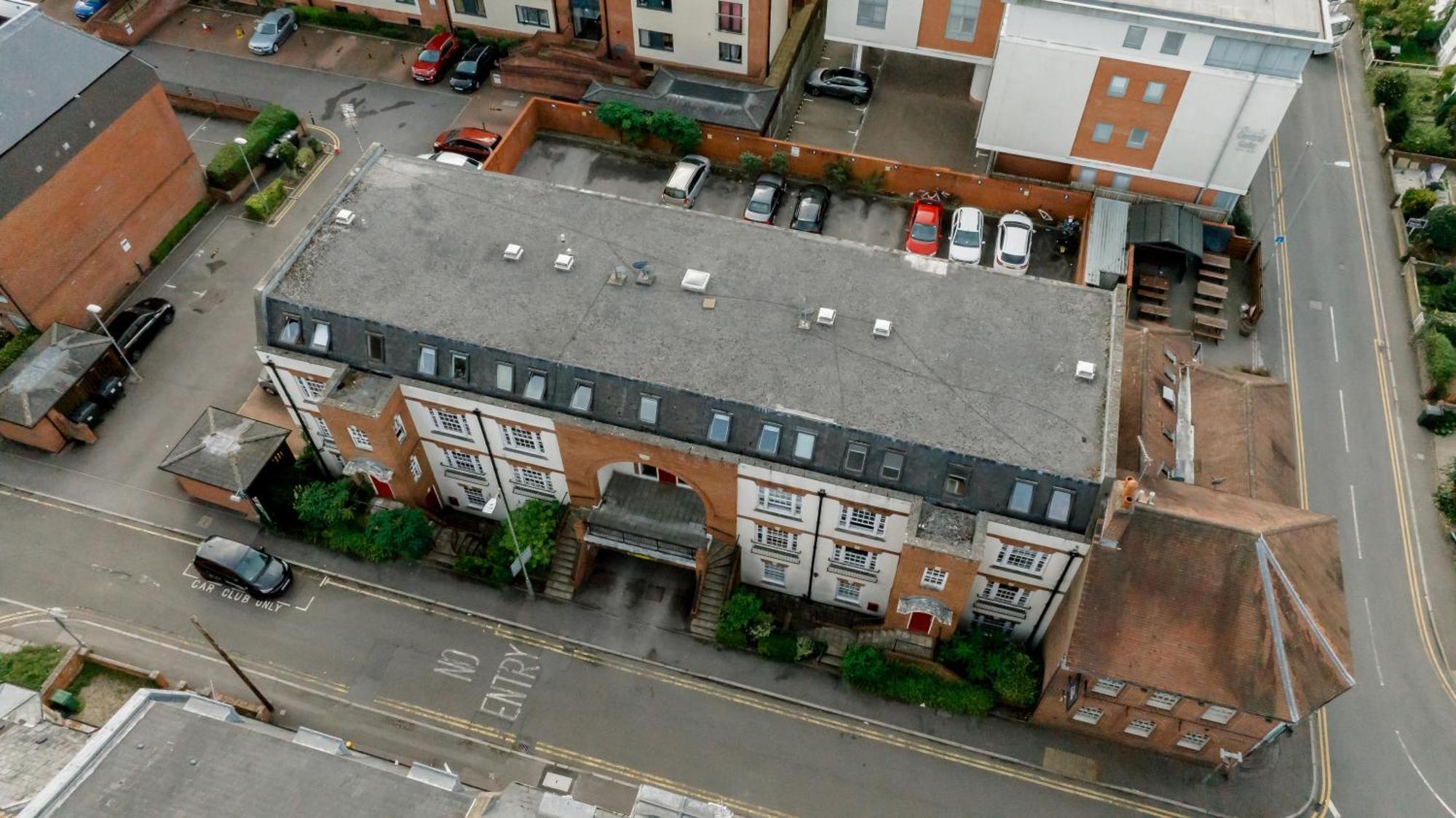 Starhost Residences - Central 3 Bed Apartment At Regents Court, Newbury Newbury  Bagian luar foto