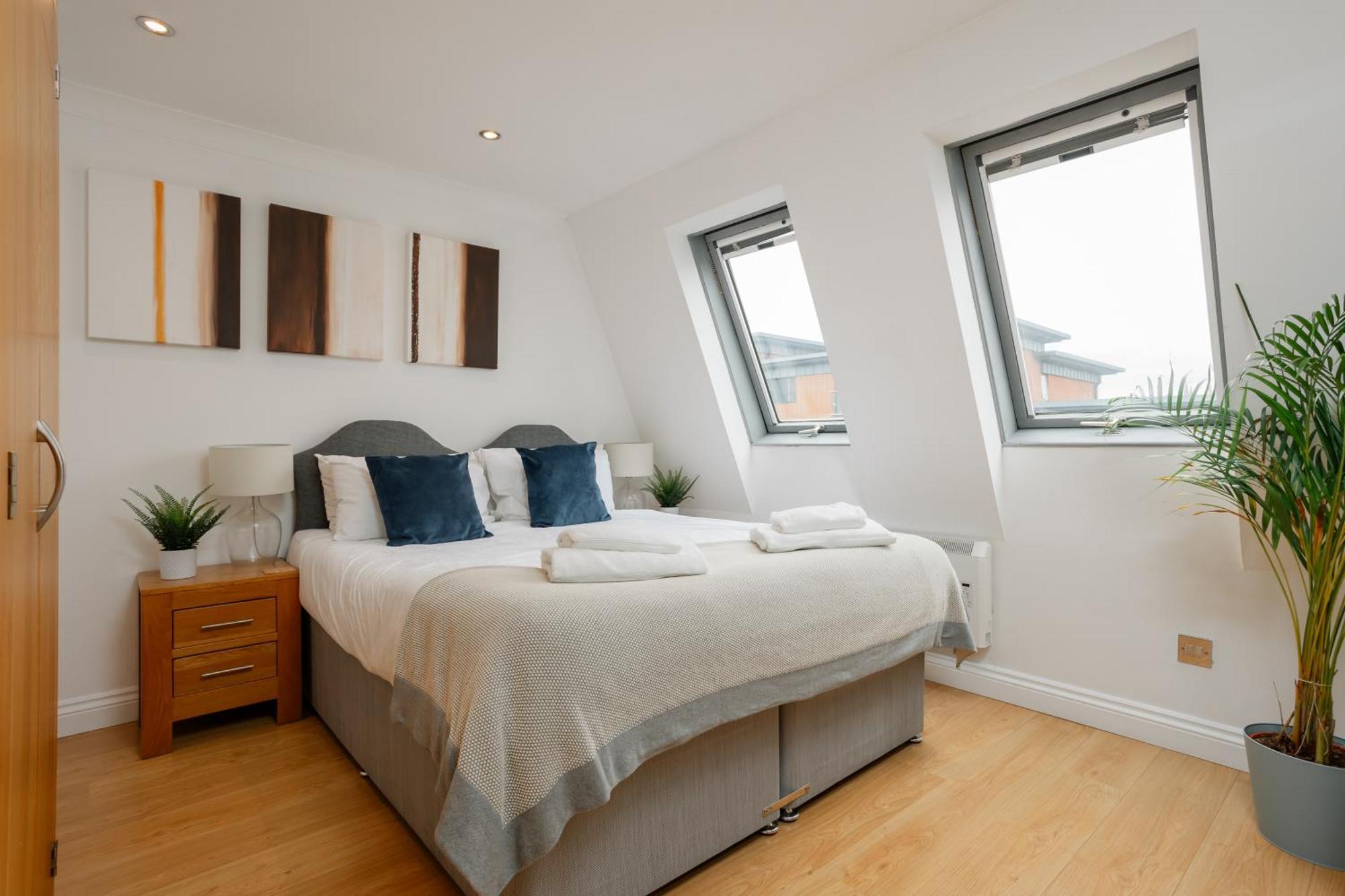 Starhost Residences - Central 3 Bed Apartment At Regents Court, Newbury Newbury  Bagian luar foto