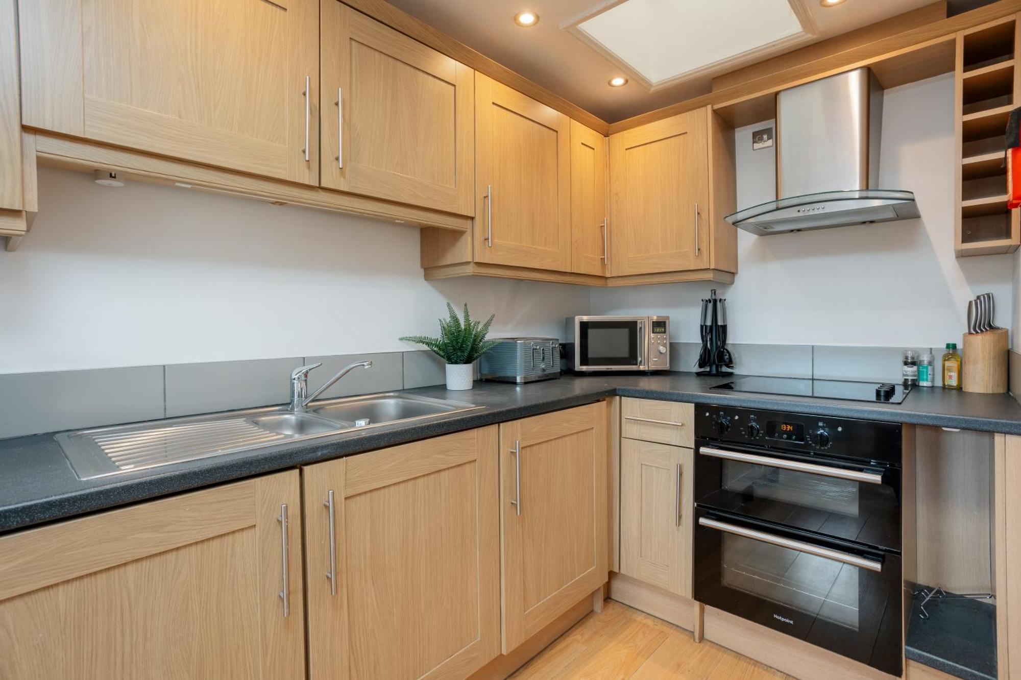 Starhost Residences - Central 3 Bed Apartment At Regents Court, Newbury Newbury  Bagian luar foto