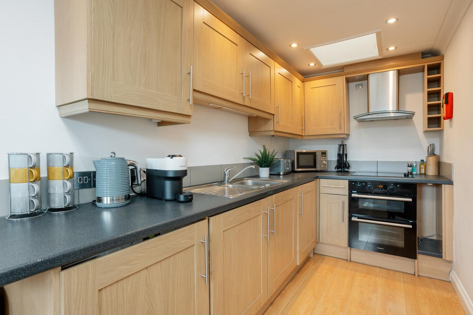 Starhost Residences - Central 3 Bed Apartment At Regents Court, Newbury Newbury  Bagian luar foto