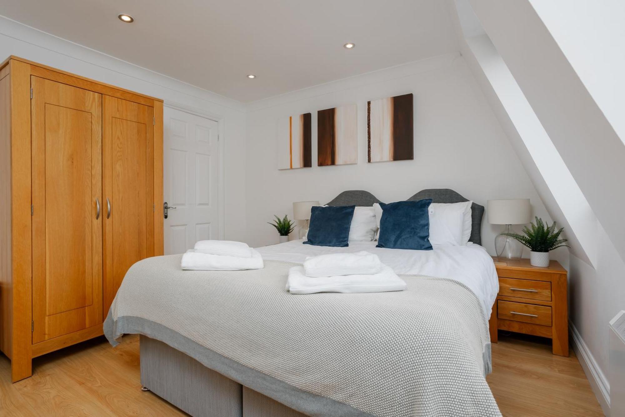 Starhost Residences - Central 3 Bed Apartment At Regents Court, Newbury Newbury  Bagian luar foto
