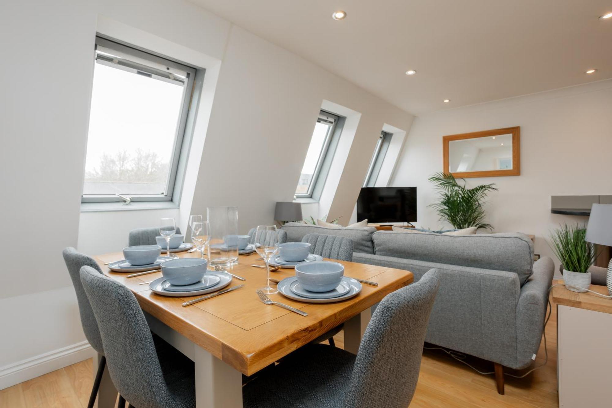 Starhost Residences - Central 3 Bed Apartment At Regents Court, Newbury Newbury  Bagian luar foto