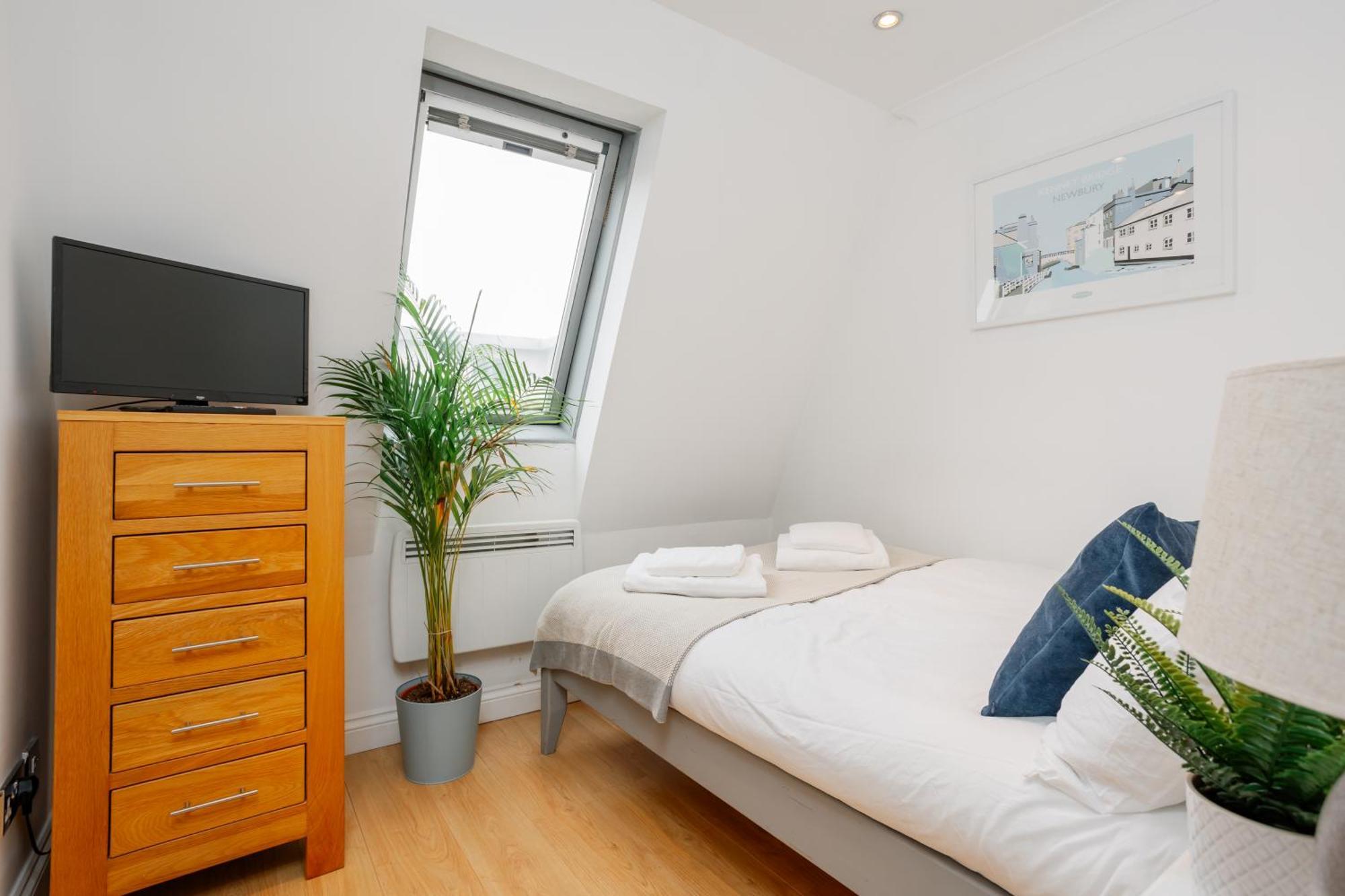 Starhost Residences - Central 3 Bed Apartment At Regents Court, Newbury Newbury  Bagian luar foto