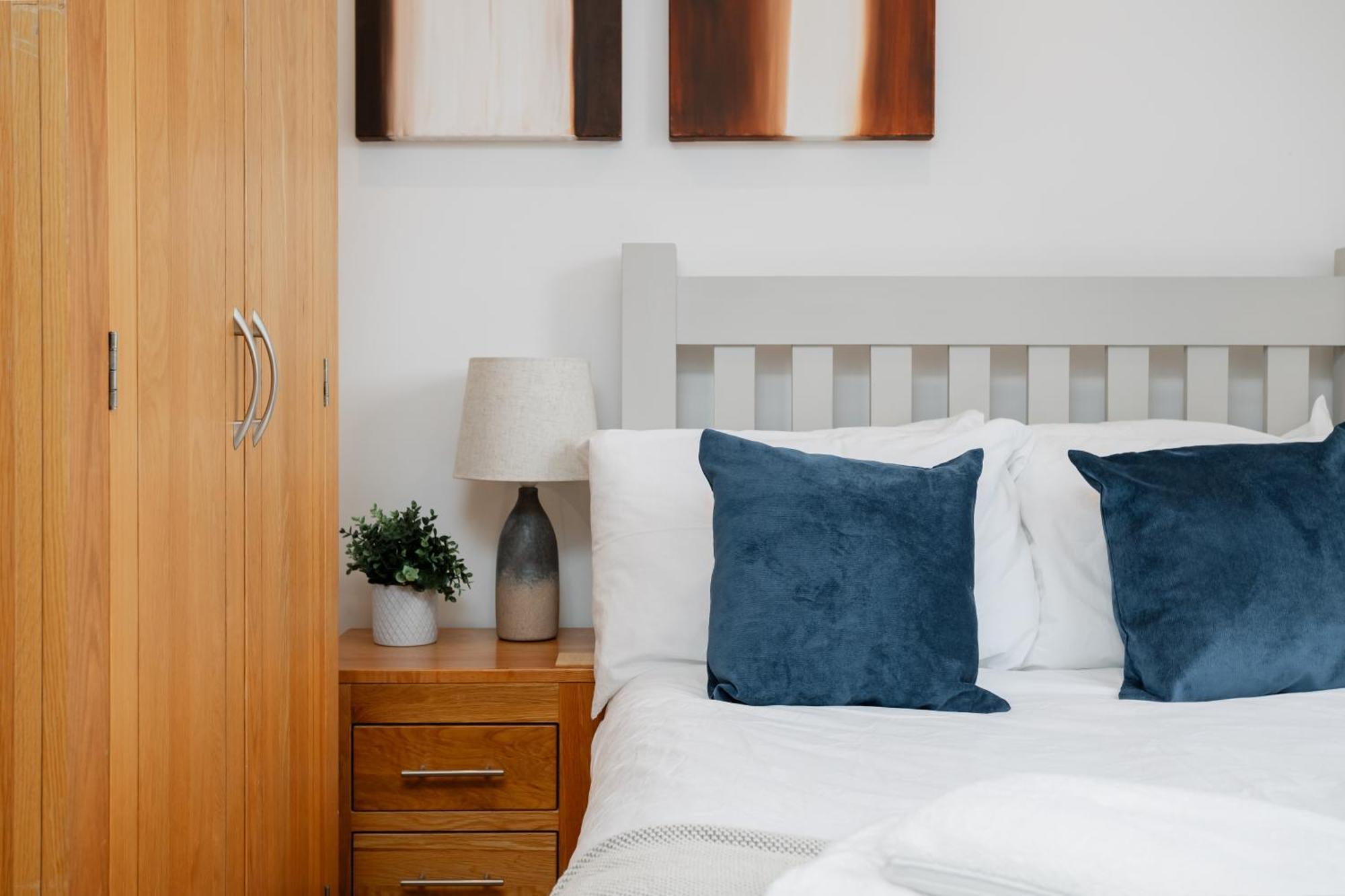 Starhost Residences - Central 3 Bed Apartment At Regents Court, Newbury Newbury  Bagian luar foto