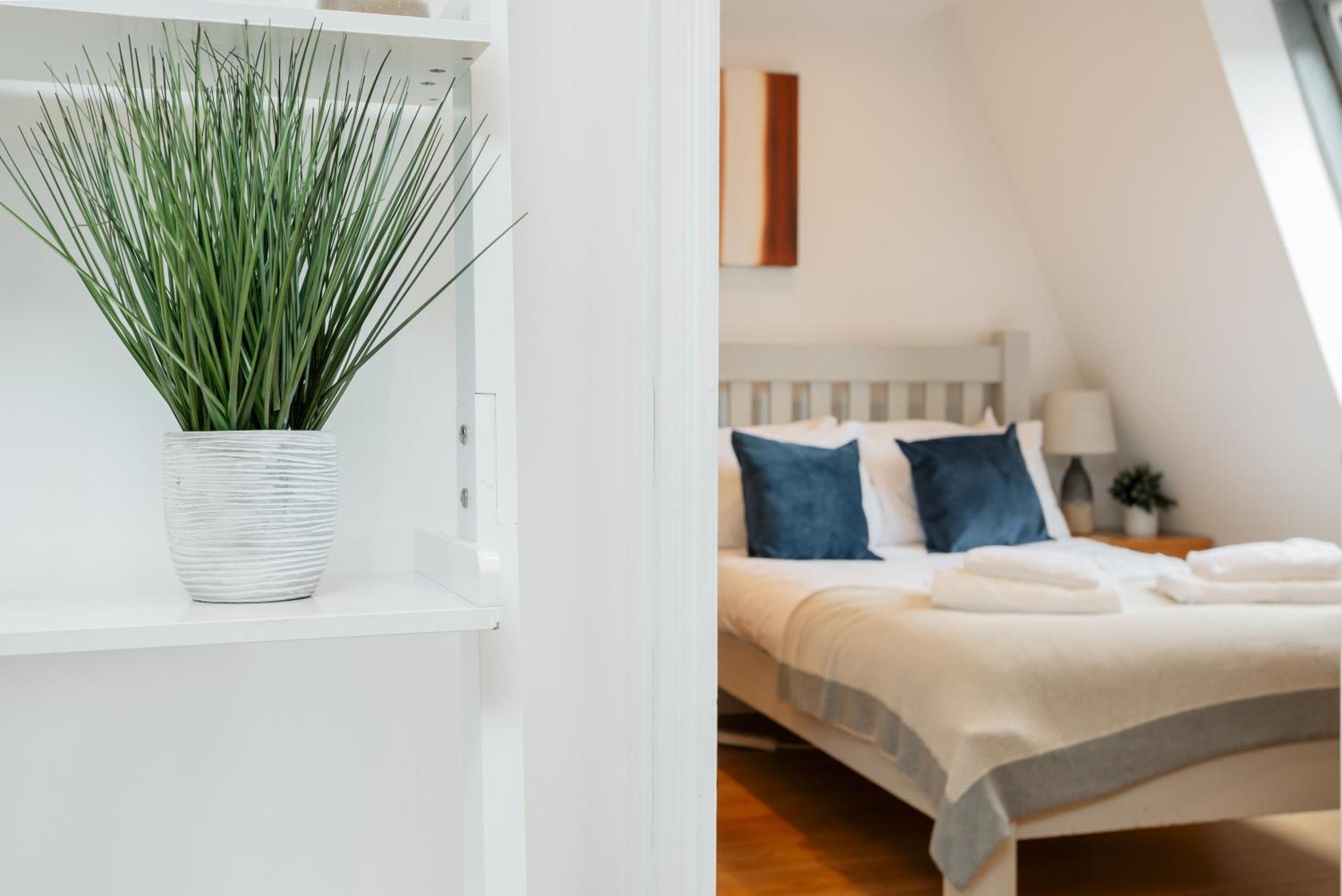 Starhost Residences - Central 3 Bed Apartment At Regents Court, Newbury Newbury  Bagian luar foto