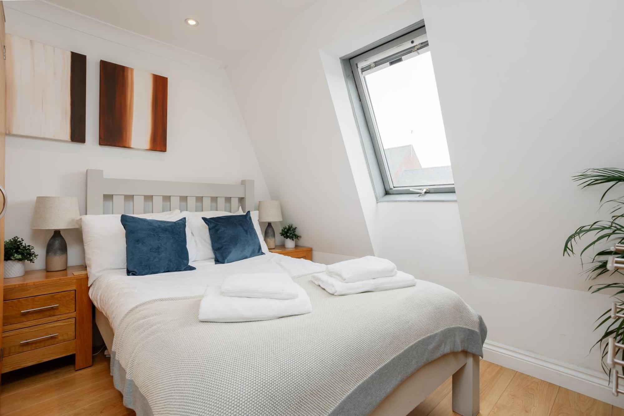 Starhost Residences - Central 3 Bed Apartment At Regents Court, Newbury Newbury  Bagian luar foto