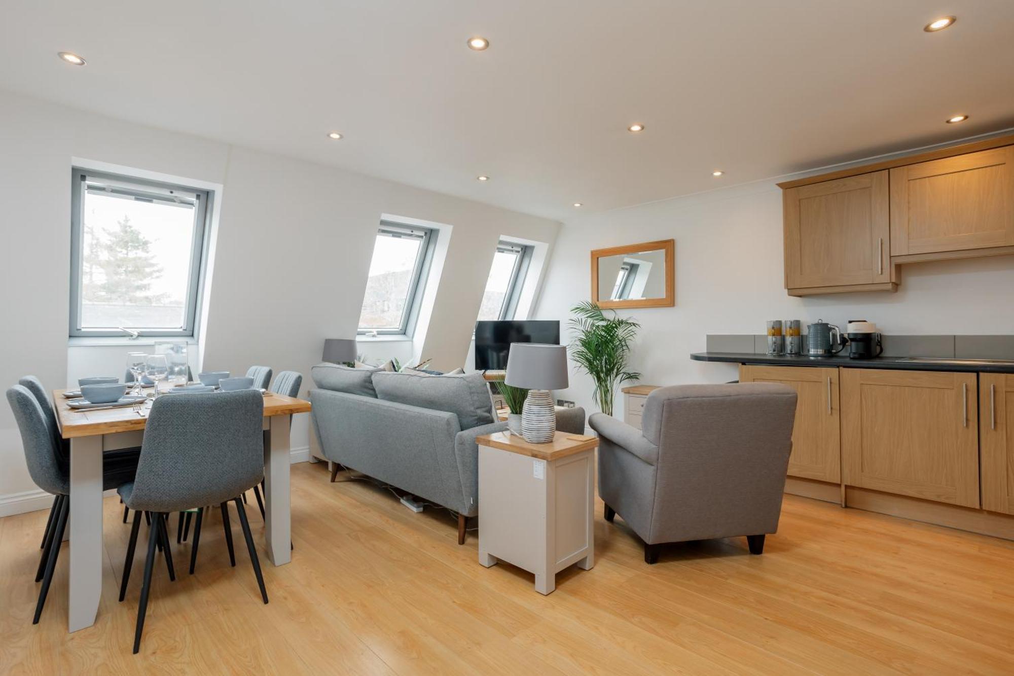 Starhost Residences - Central 3 Bed Apartment At Regents Court, Newbury Newbury  Bagian luar foto
