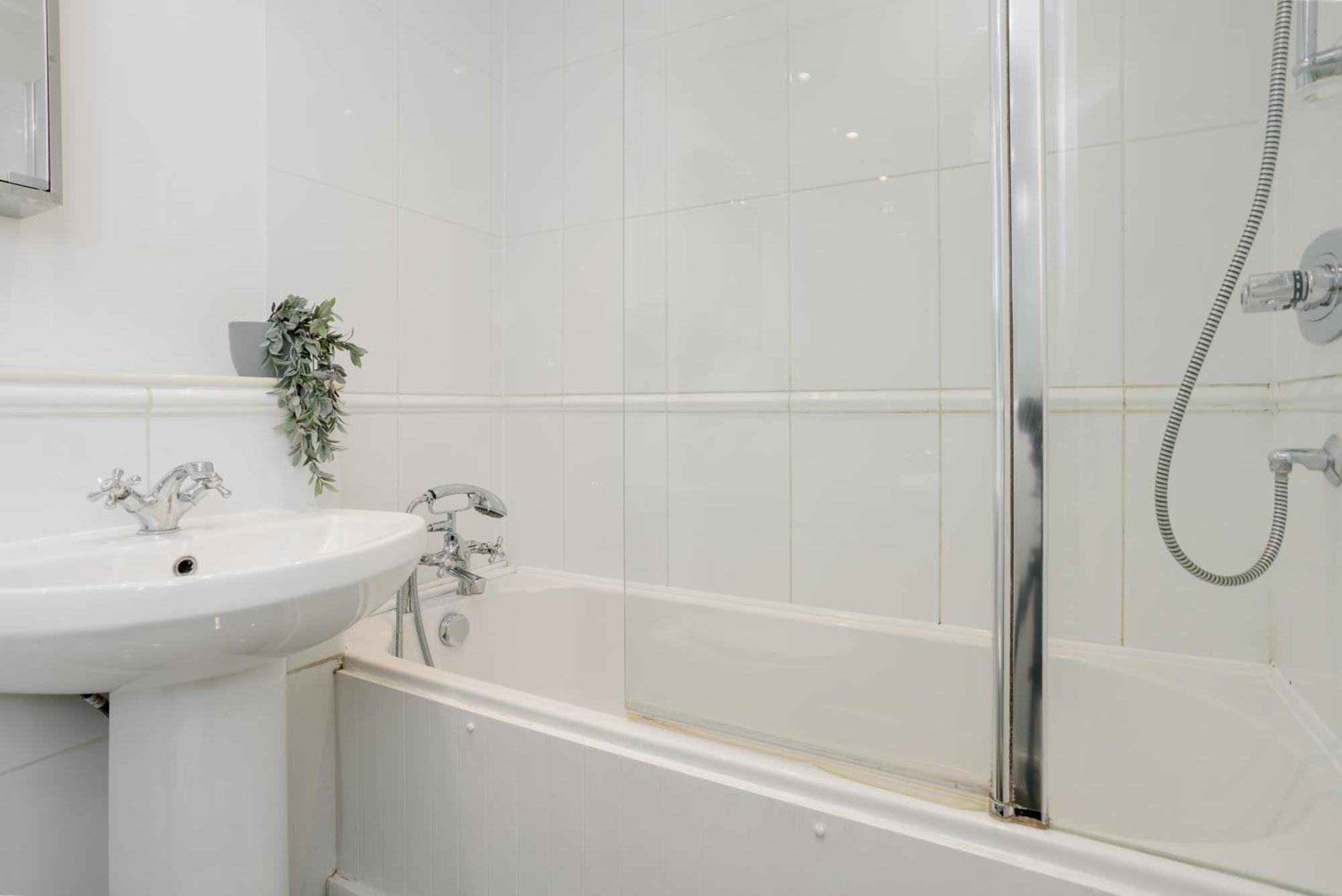 Starhost Residences - Central 3 Bed Apartment At Regents Court, Newbury Newbury  Bagian luar foto