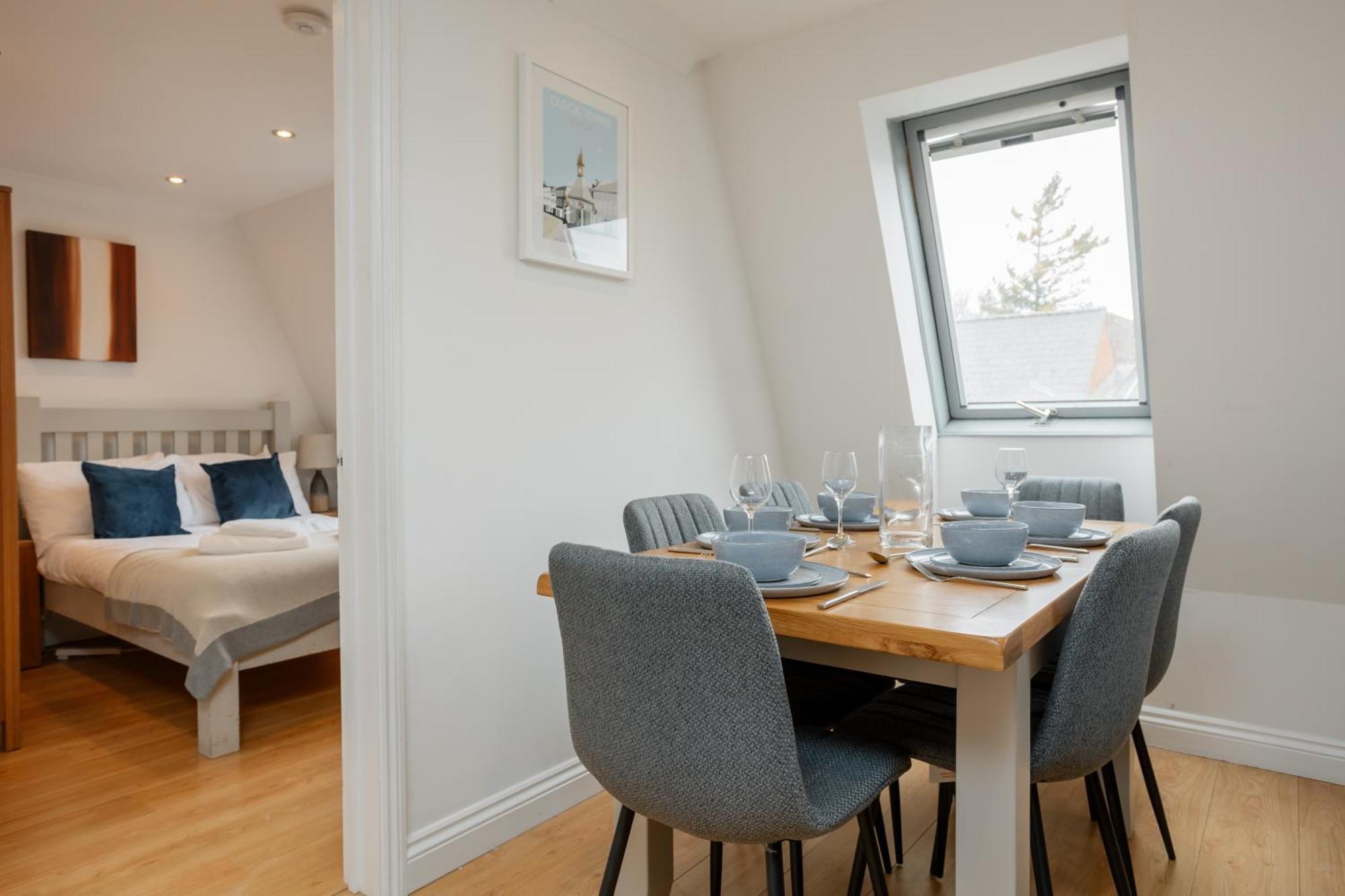 Starhost Residences - Central 3 Bed Apartment At Regents Court, Newbury Newbury  Bagian luar foto
