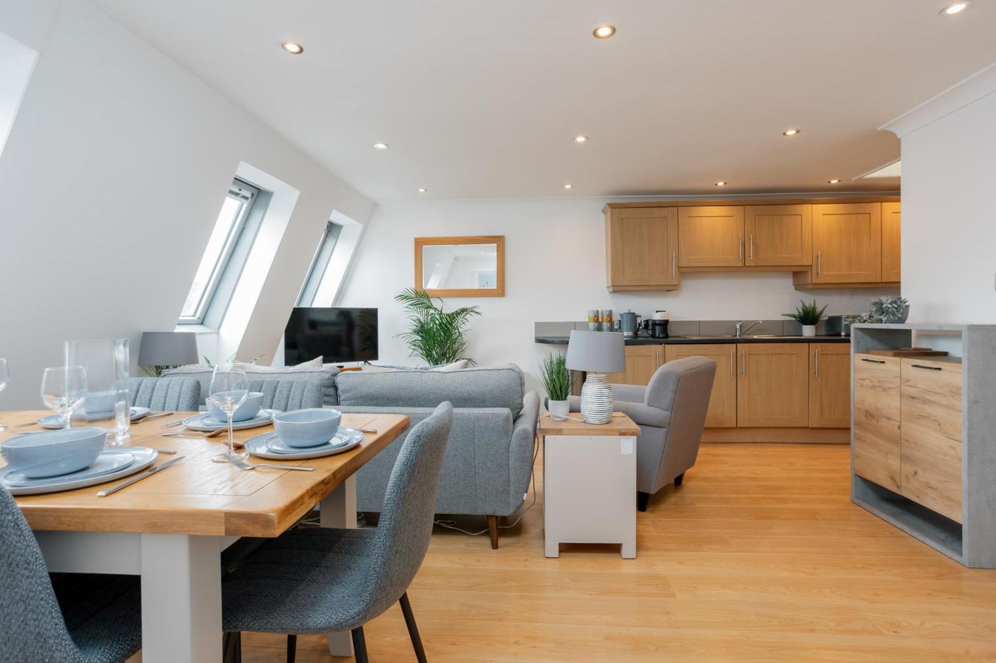Starhost Residences - Central 3 Bed Apartment At Regents Court, Newbury Newbury  Bagian luar foto