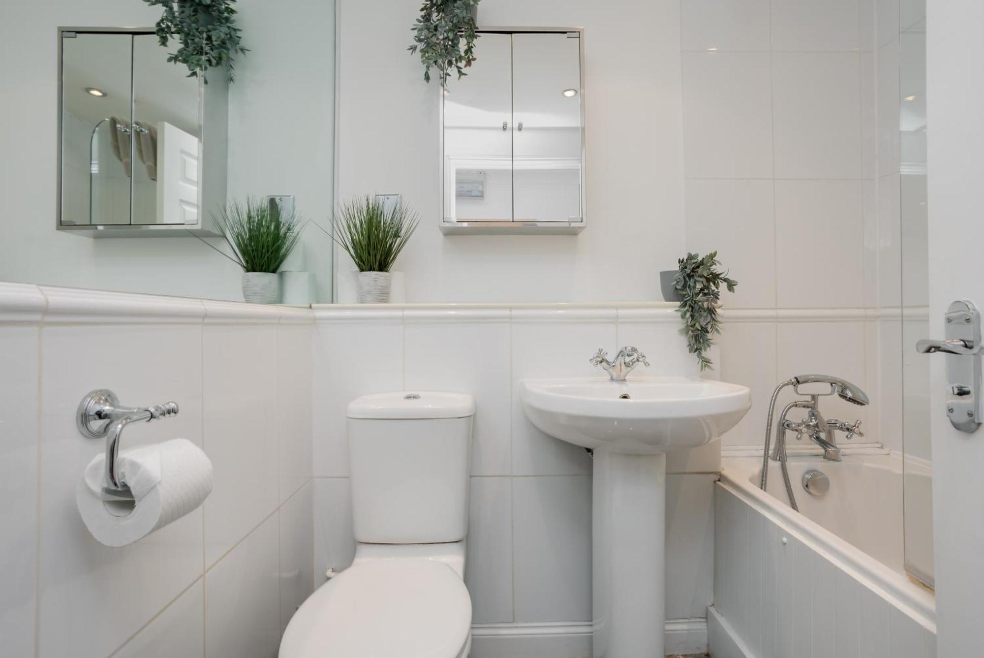 Starhost Residences - Central 3 Bed Apartment At Regents Court, Newbury Newbury  Bagian luar foto