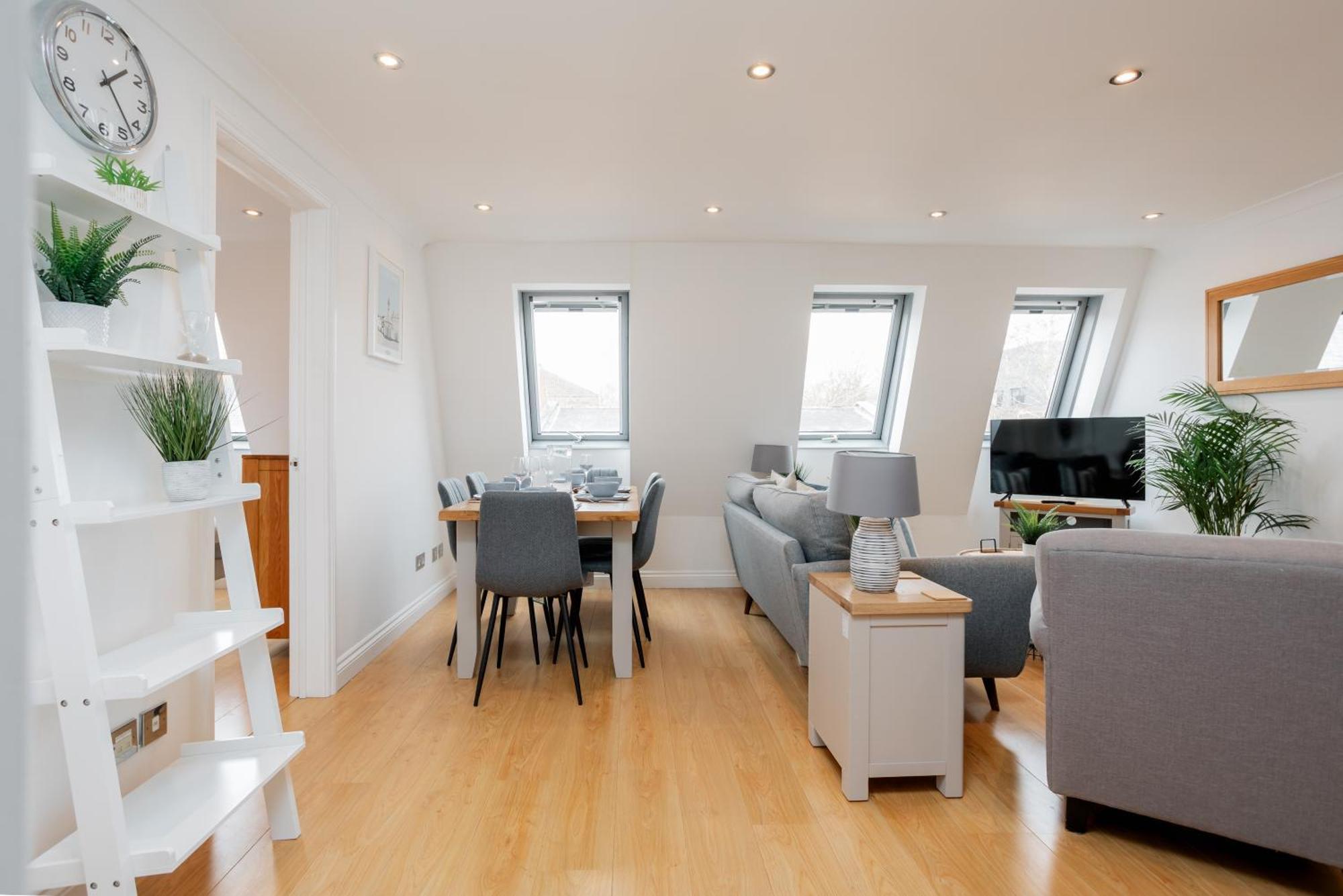 Starhost Residences - Central 3 Bed Apartment At Regents Court, Newbury Newbury  Bagian luar foto