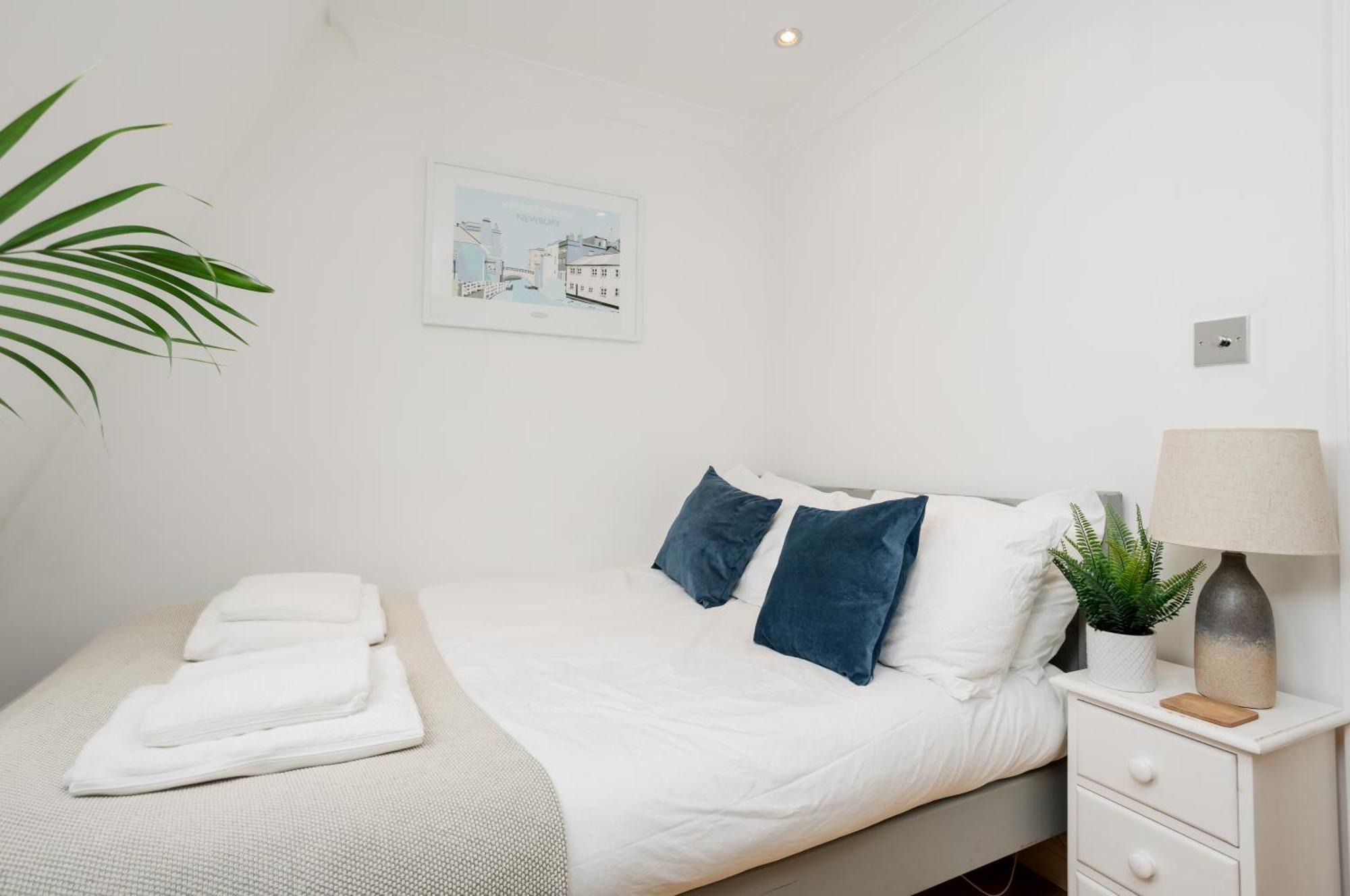 Starhost Residences - Central 3 Bed Apartment At Regents Court, Newbury Newbury  Bagian luar foto