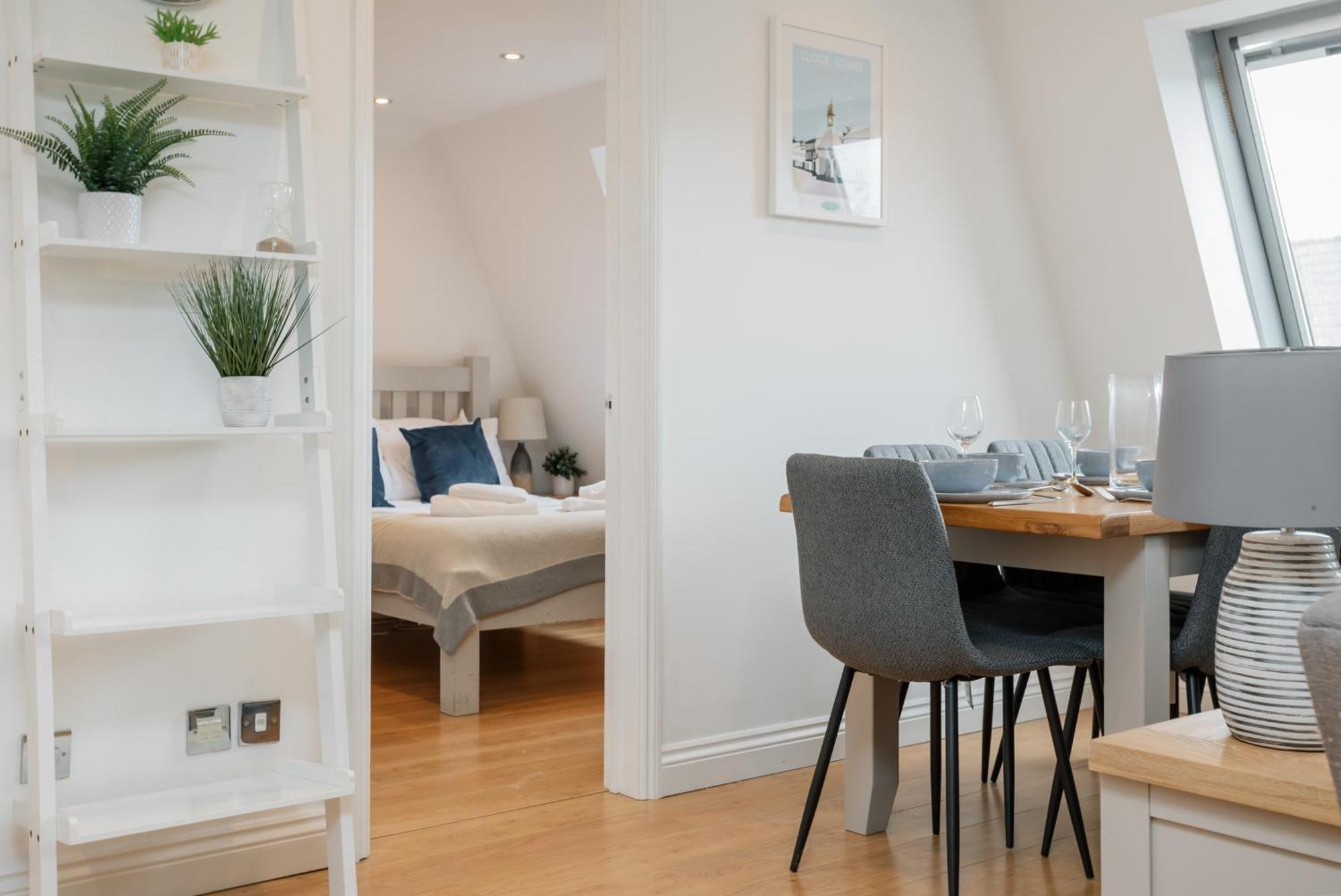 Starhost Residences - Central 3 Bed Apartment At Regents Court, Newbury Newbury  Bagian luar foto